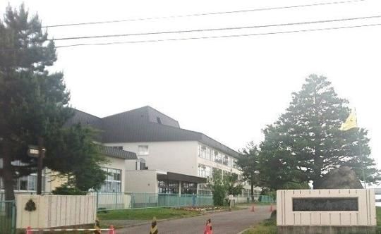 �y���Ӂz�@����s���i�R�쏬�w�Z�F2100m
