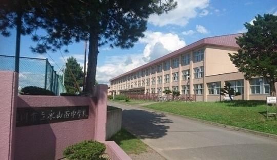 �y���Ӂz�@����s���i�R�쒆�w�Z�F2700m