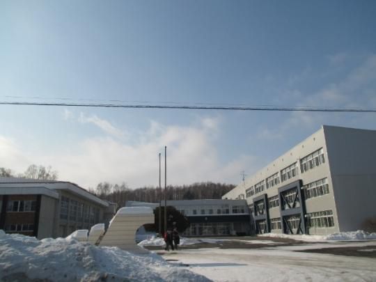 �y���Ӂz�@���ʒ����D�����w�Z�F1638m