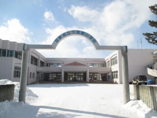 �y���Ӂz�@���X���������X���w�Z�F1585m